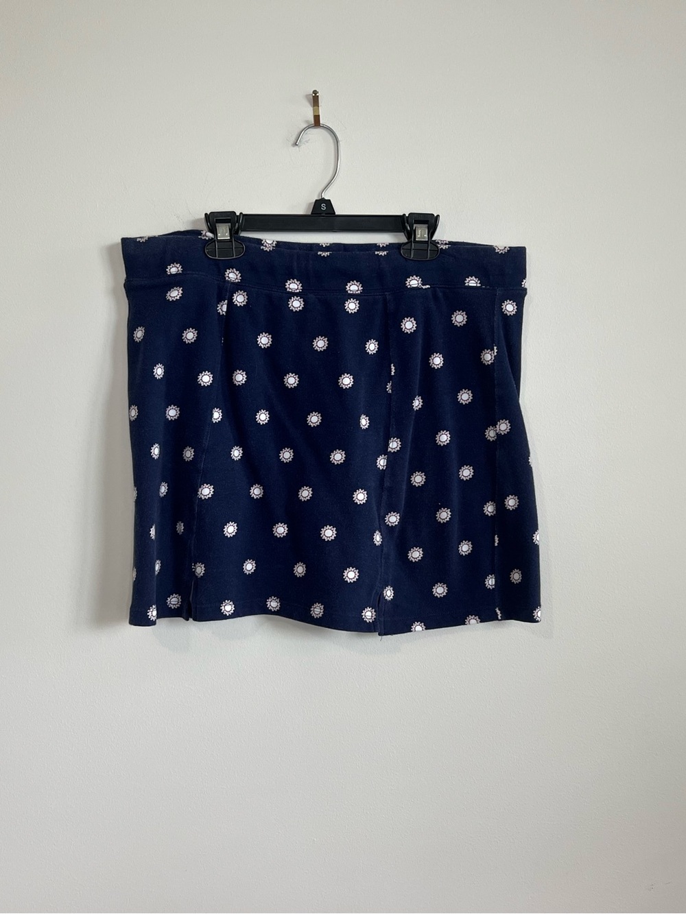 crown & ivy Navy Skort with White Daisy Print
